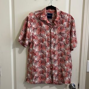 Mens Tommy Bahama short sleeve button down shirt.  Sz small 100 % silk